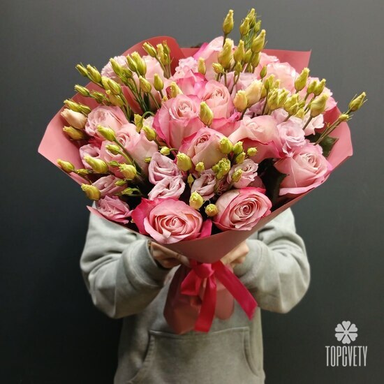 Букет из 15 роз и эустомы