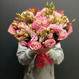 Букет из 15 роз и эустомы