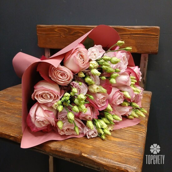 Букет из 15 роз и эустомы