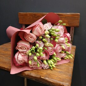 Букет из 15 роз и эустомы