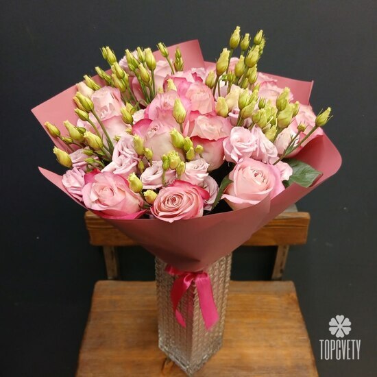 Букет из 15 роз и эустомы