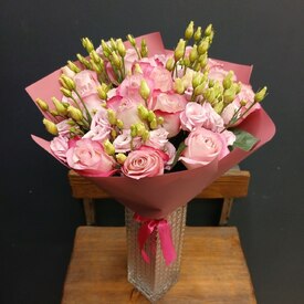 Букет из 15 роз и эустомы