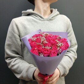 Букет из 25 роз и лимониума 40см