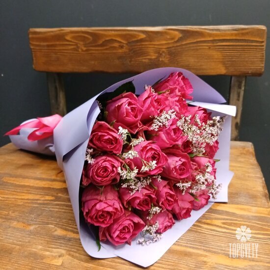 Букет из 25 роз и лимониума 40см