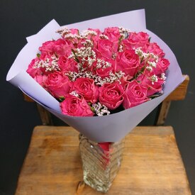 Букет из 25 роз и лимониума 40см