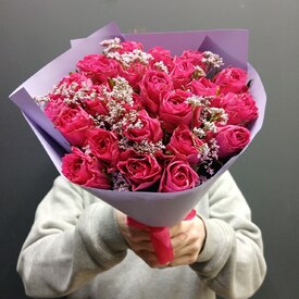 Букет из 25 роз и лимониума 40см