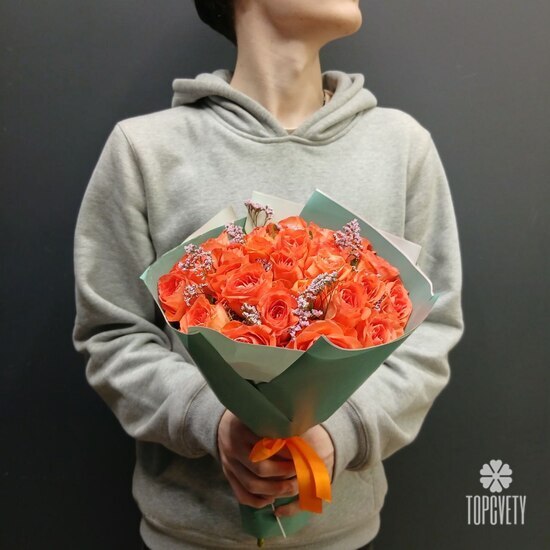 Букет из 25 роз и лимониума 40см