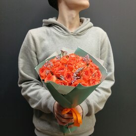 Букет из 25 роз и лимониума 40см