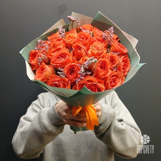 Букет из 25 роз и лимониума 40см