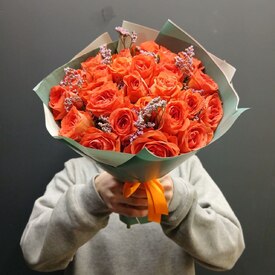 Букет из 25 роз и лимониума 40см