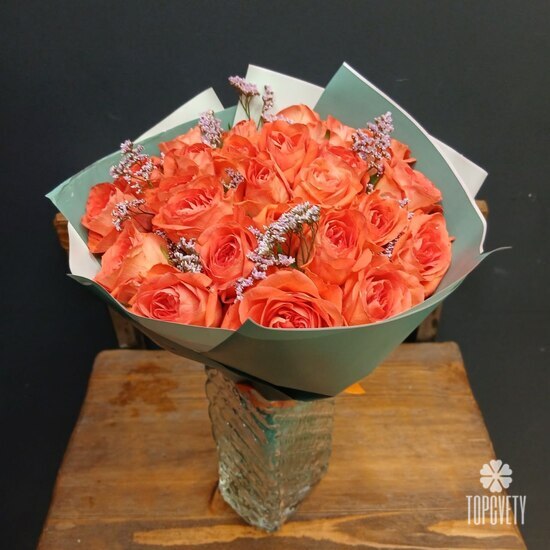 Букет из 25 роз и лимониума 40см