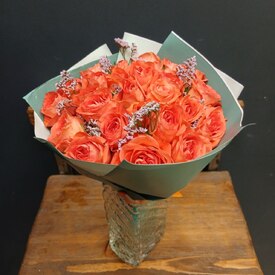 Букет из 25 роз и лимониума 40см