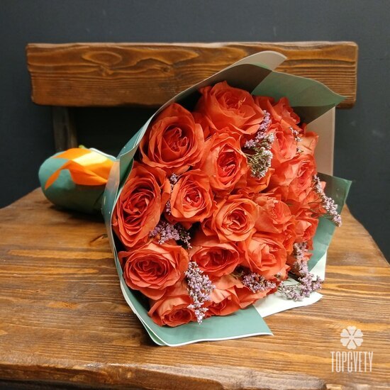 Букет из 25 роз и лимониума 40см