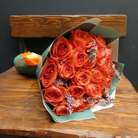 Букет из 25 роз и лимониума 40см