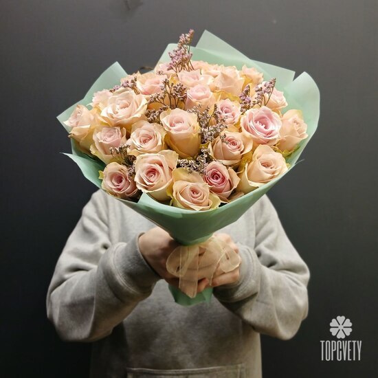 Букет из 25 роз и лимониума 40см