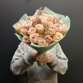 Букет из 25 роз и лимониума 40см