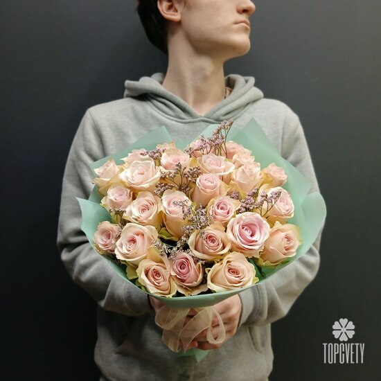 Букет из 25 роз и лимониума 40см