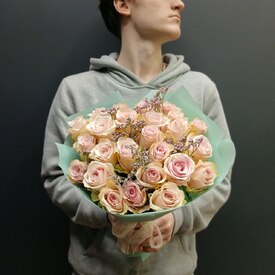 Букет из 25 роз и лимониума 40см