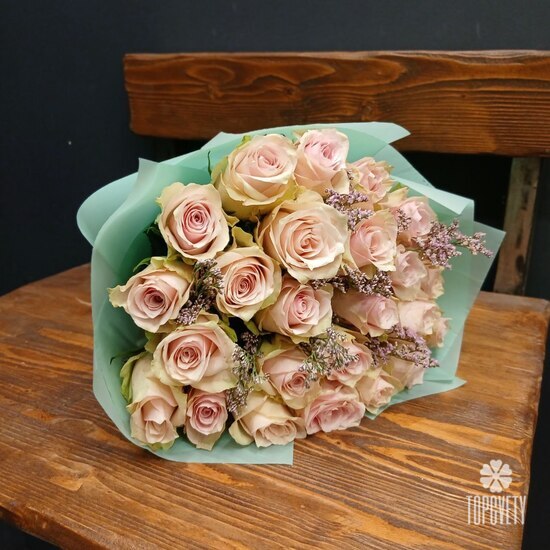 Букет из 25 роз и лимониума 40см