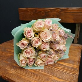 Букет из 25 роз и лимониума 40см