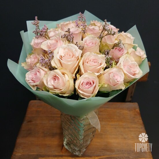 Букет из 25 роз и лимониума 40см