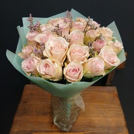 Букет из 25 роз и лимониума 40см