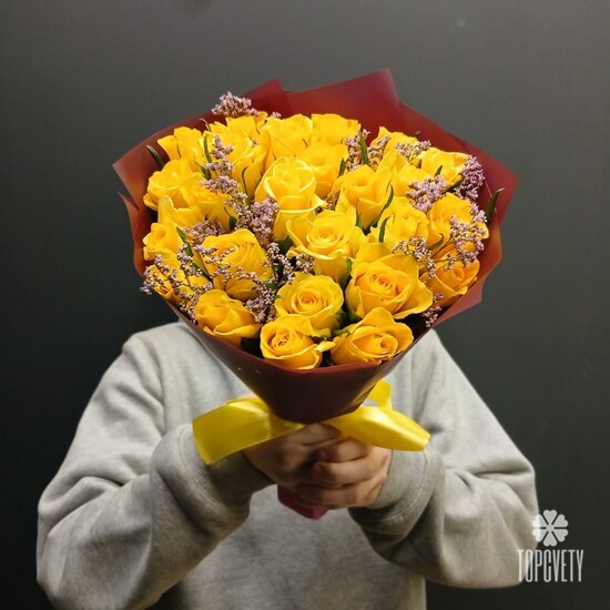 Букет из 25 роз и лимониума 40см