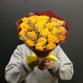 Букет из 25 роз и лимониума 40см