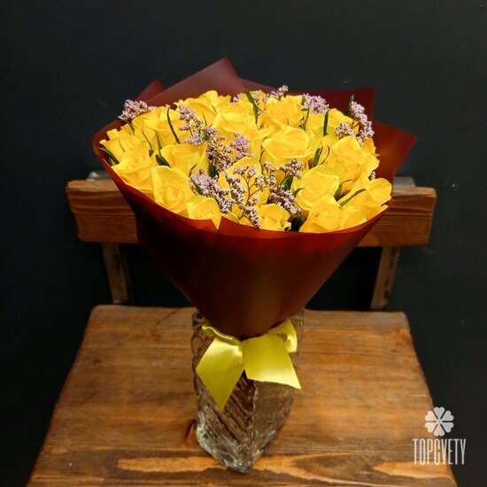 Букет из 25 роз и лимониума 40см