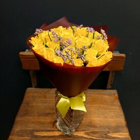 Букет из 25 роз и лимониума 40см