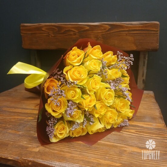 Букет из 25 роз и лимониума 40см