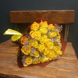 Букет из 25 роз и лимониума 40см