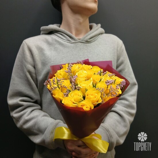 Букет из 25 роз и лимониума 40см