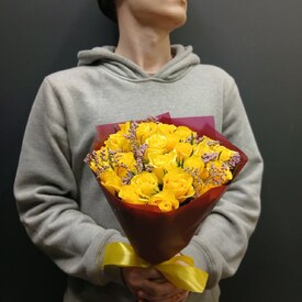 Букет из 25 роз и лимониума 40см