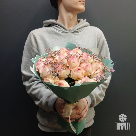 Букет из 25 роз и лимониума 40см