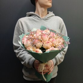 Букет из 25 роз и лимониума 40см