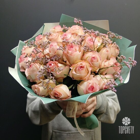 Букет из 25 роз и лимониума 40см