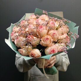 Букет из 25 роз и лимониума 40см