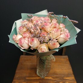 Букет из 25 роз и лимониума 40см