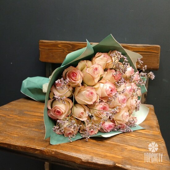 Букет из 25 роз и лимониума 40см