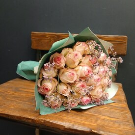 Букет из 25 роз и лимониума 40см