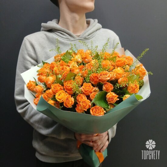 Букет из 25 кустовых роз и гринбел