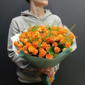 Букет из 25 кустовых роз и гринбел