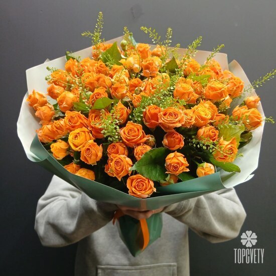 Букет из 25 кустовых роз и гринбел