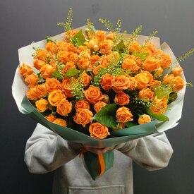 Букет из 25 кустовых роз и гринбел