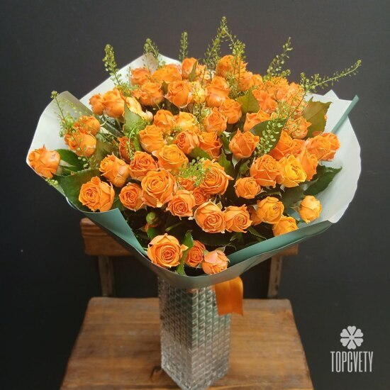 Букет из 25 кустовых роз и гринбел