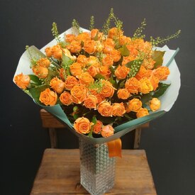 Букет из 25 кустовых роз и гринбел