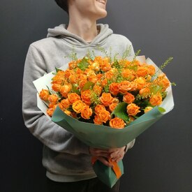 Букет из 25 кустовых роз и гринбел