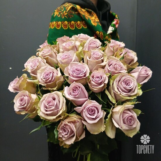 Букет из 25 сиренивых роз 50см