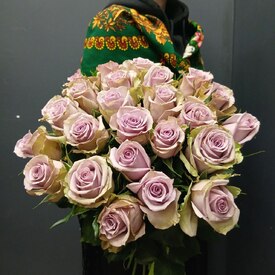 Букет из 25 сиренивых роз 50см